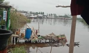 Beberapa bilik masyarakat yang hanyut di hantam tongkang